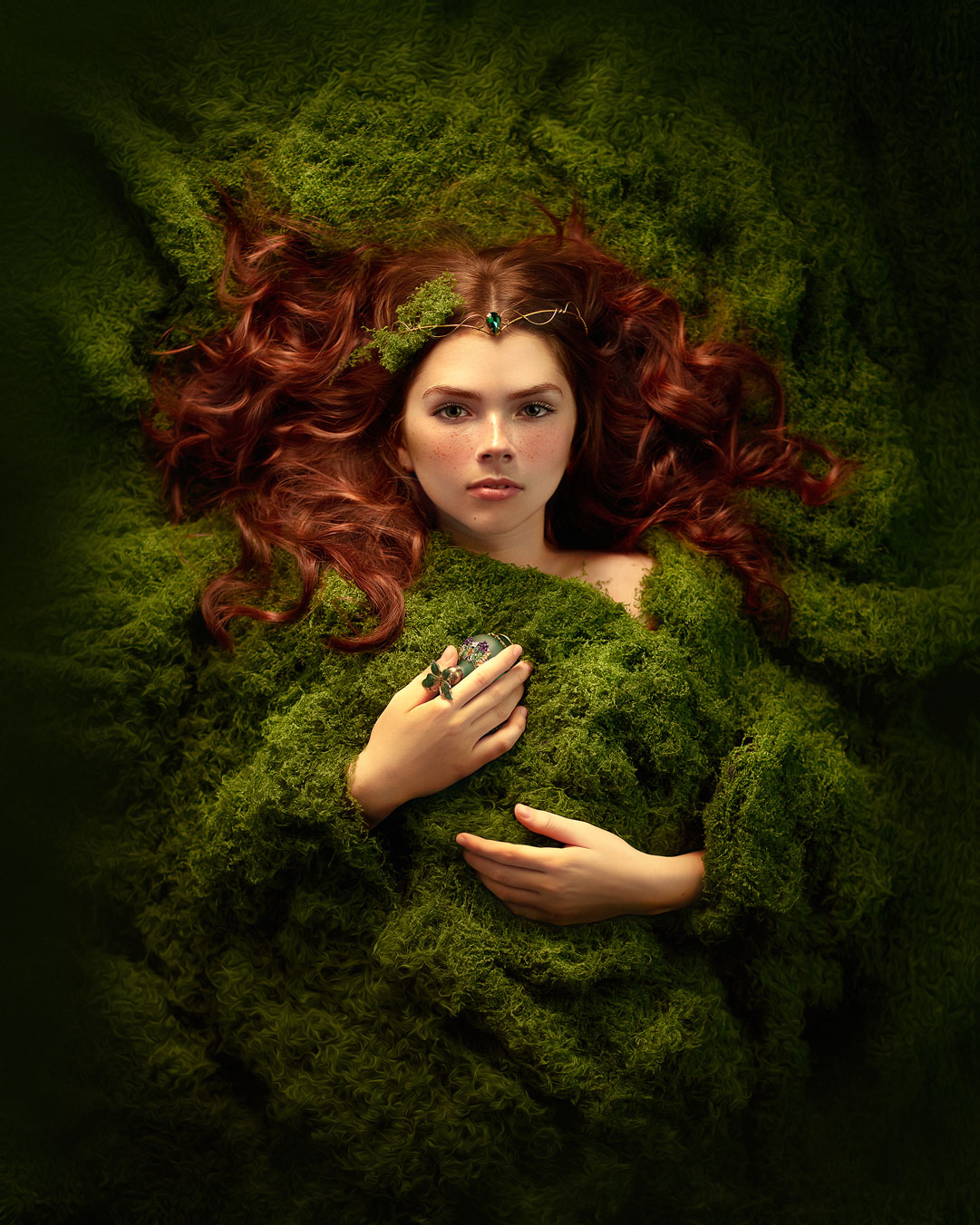 Fine art portret dziewczyna we mchu fantasy