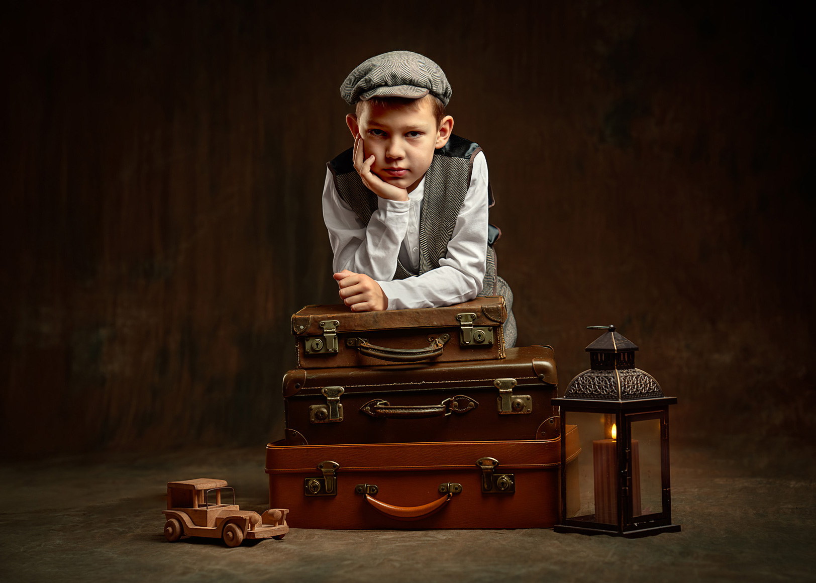 Fine art portret chłopiec walizki vintage