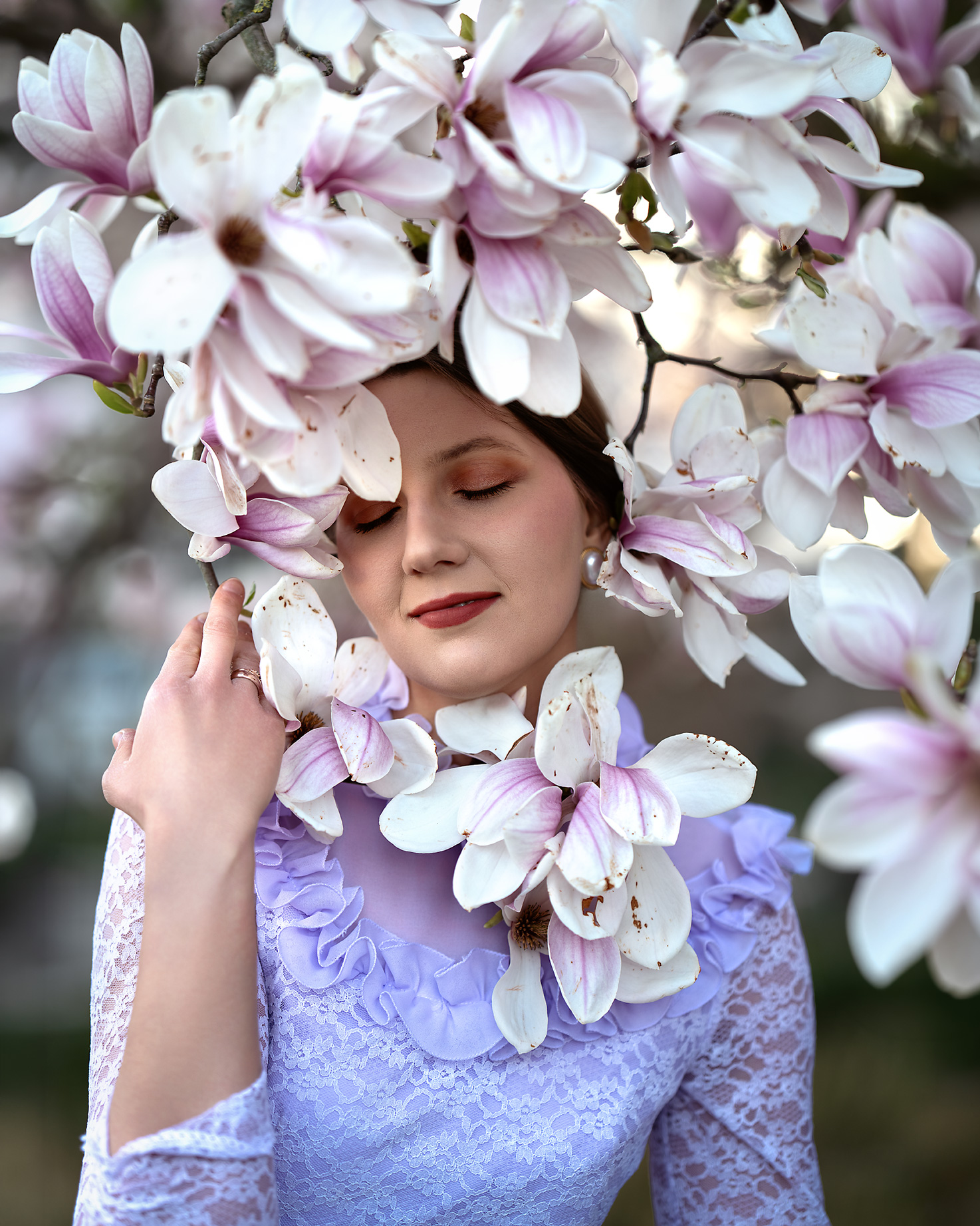 Sesja plenerowa magnolie zamknięte oczy