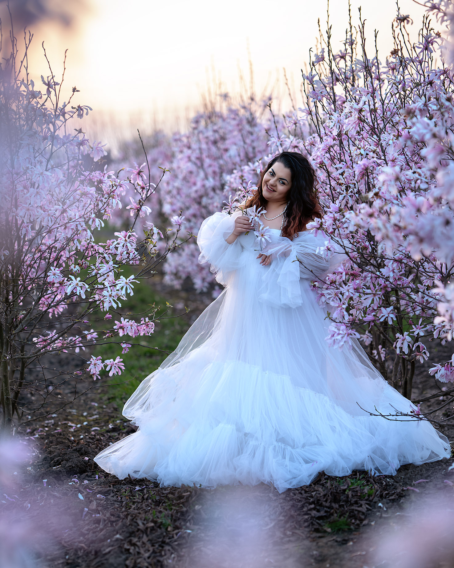 Sesja plenerowa suknia kwiaty zachód słońca