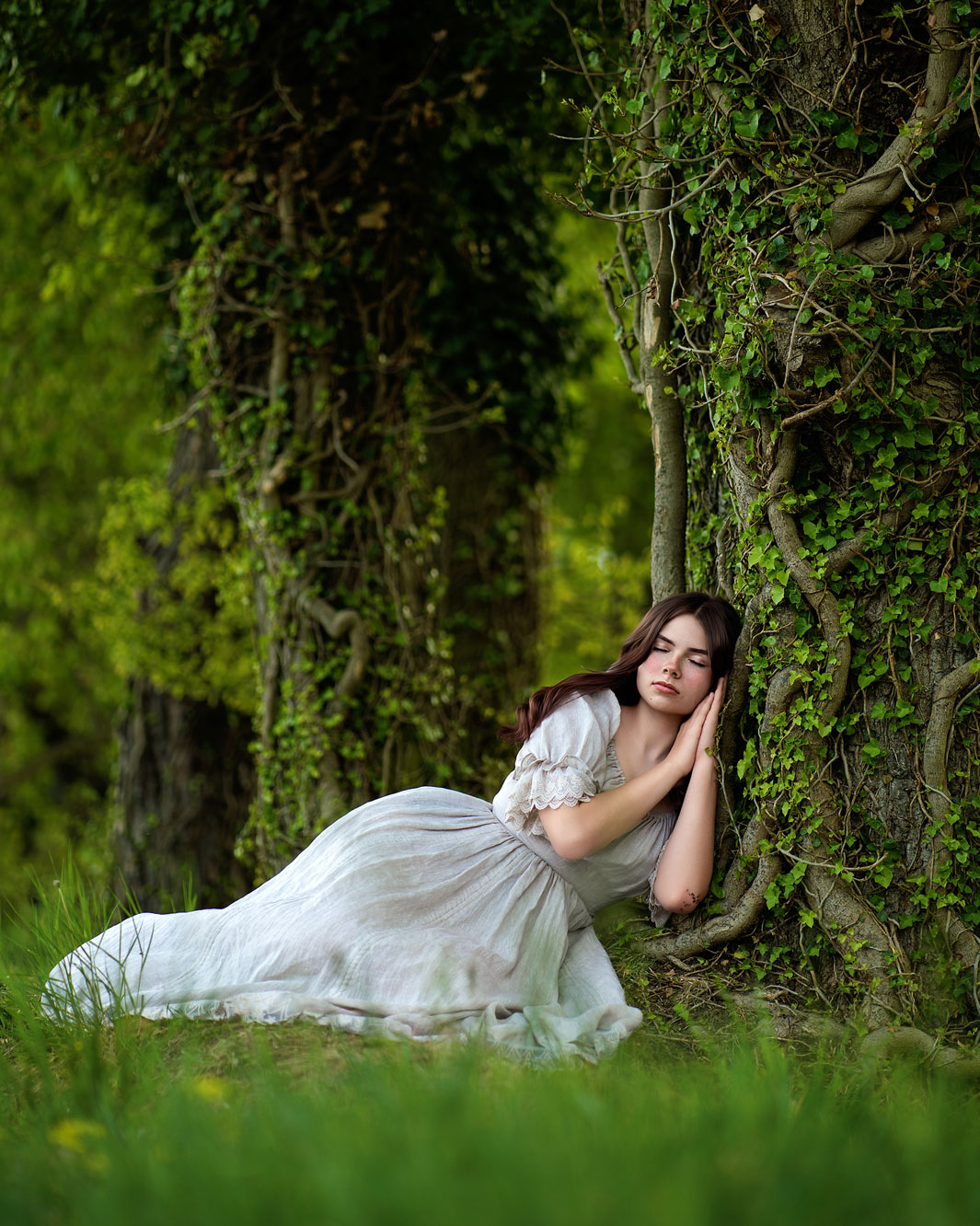 Sesja plenerowa dziewczyna przy drzewie