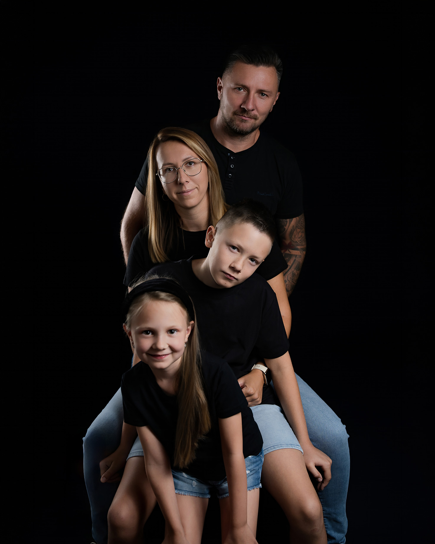 Sesja rodzinna ciemne tło elegancka