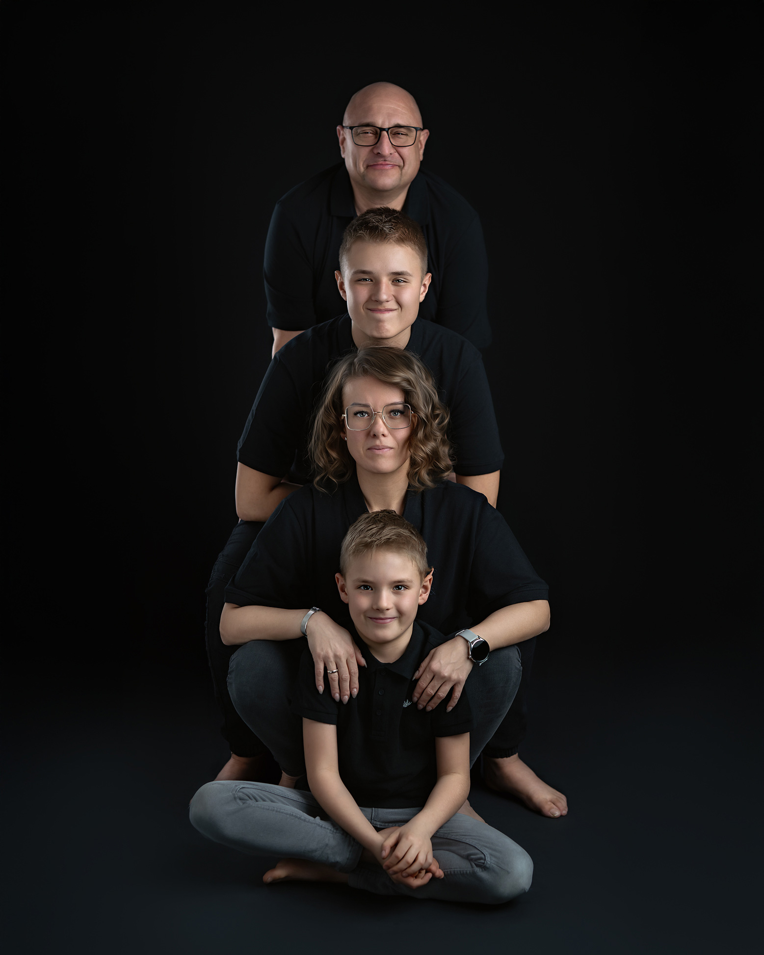 Sesja rodzinna piramida ciemne tło