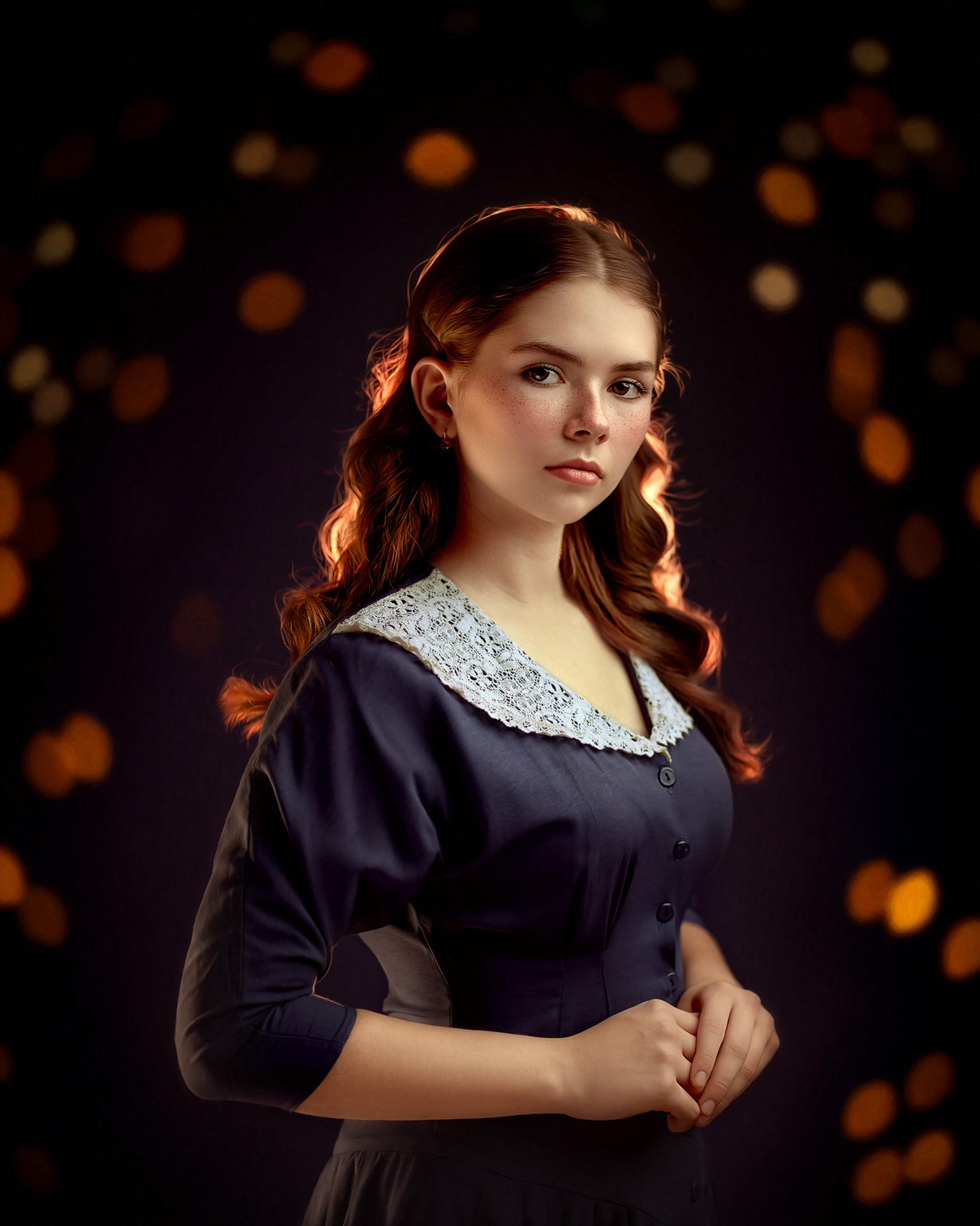 Portret in een donkerblauwe jurk met kanten kraagje, donkere achtergrond met warme lichtjes